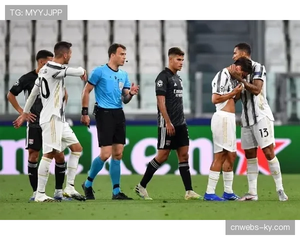 特写：洛里昂门将姆沃戈高接抵挡，单场完成9次成功扑救