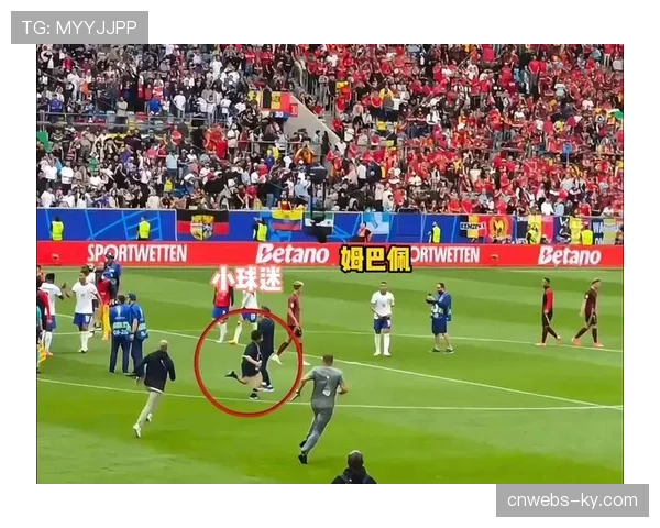 场边花絮:看台上有小球迷打出“姆巴佩,下赛季见”标语引发热议 场边花絮:看台上有小球迷打出“姆巴佩,下赛季见”标语引发热议